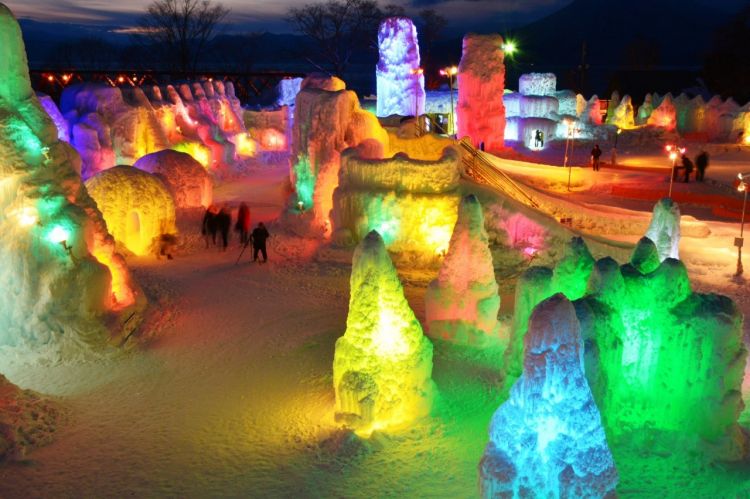 Iluminasi yang memukau di Festival Es Danau Shikotsu (Visit Hokkaido)