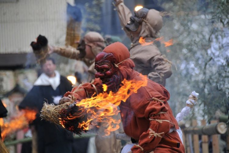 Seorang penari mengenakan pakaian oni di Festival Setsubun di Nagata Jinja (Kobe Tourism Association