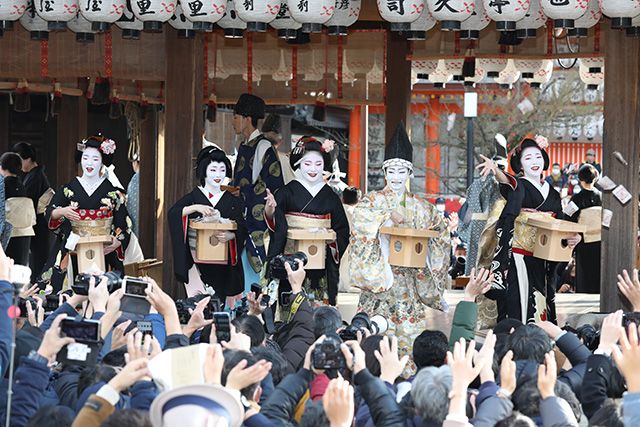 Festival Setsubun di Yasaka Jinja yang diramaikan dengan kehadiran Geisha (Yasaka Jinja Official Web