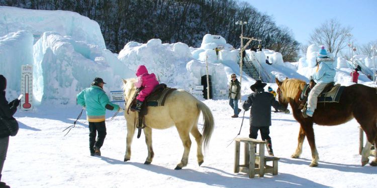 Pengunjung bisa berkuda di siang hari (Sapporo Travel)