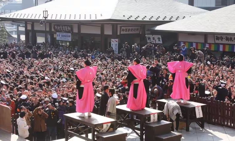 Festivalk Setsubun di Naritasan Shinsho-ji yang diikuti oleh pegulat Sumo (ANA)