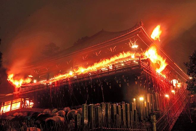 Aula Nigatsudo di kuil Todaiji diterangi dengan obor