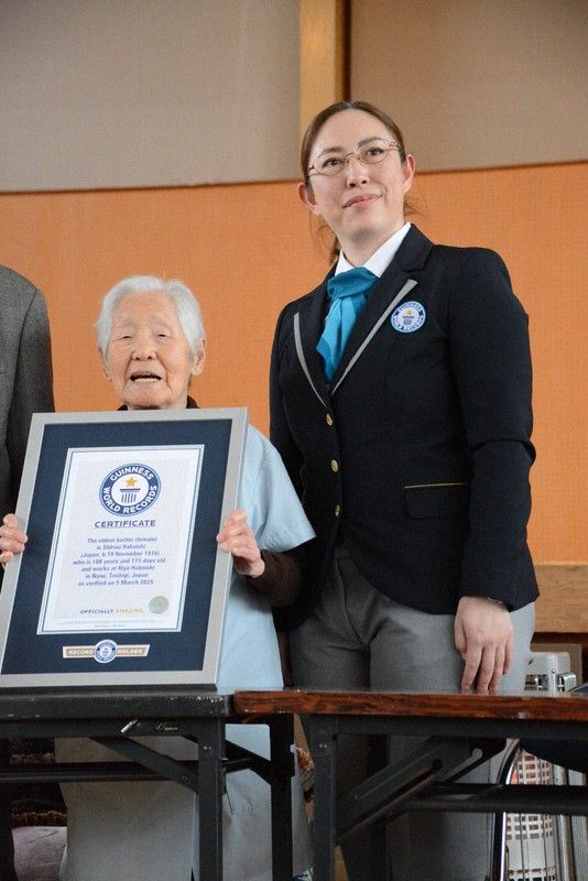 Wanita Jepang Usia 108 Tahun Jadi Tukang Cukur Rambut Tertua di Dunia