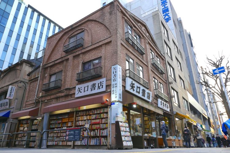 Toko Buku Yaguchi yang populer di Jimbocho (Visit Chiyoda)