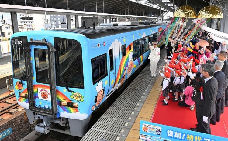 Upacara peluncuran kembali Kereta Anpanman di Stasiun JR Kochi Upacara peluncuran kembali Kereta Anpanman di Stasiun JR Kochi