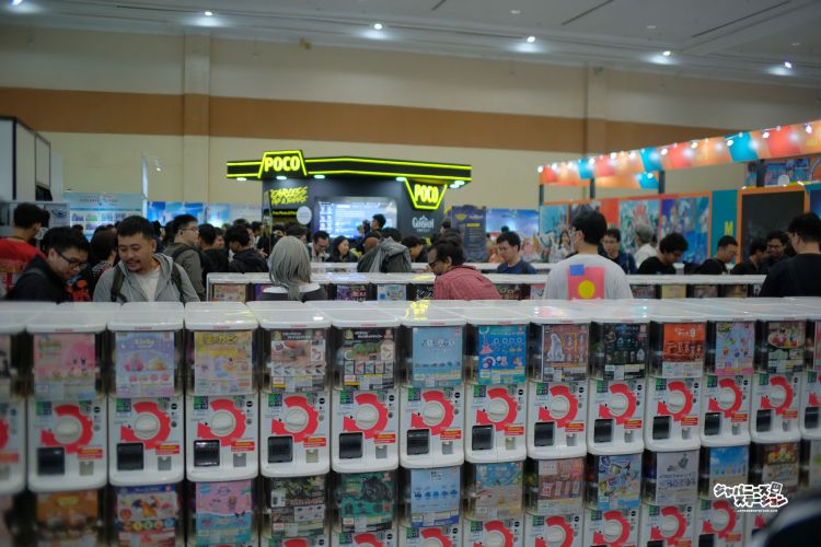Pengunjung bisa menguji keberuntungan mereka melalui mesin gashapon Pengunjung bisa menguji keberuntungan mereka melalui mesin gashapon