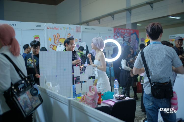 Misuru, salah satu guest cosplay AFAID 2025 berinteraksi dengan penggemarnya Misuru, salah satu guest cosplay AFAID 2025 berinteraksi dengan penggemarnya