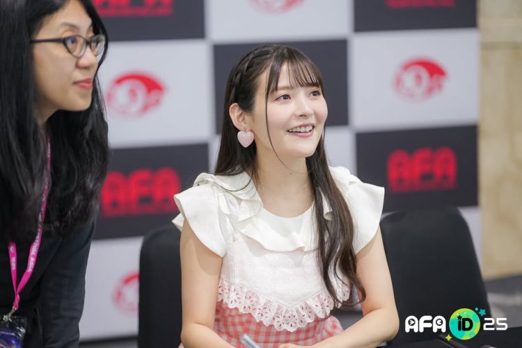 Sumire Uesaka dalam sesi Meet & Greet bersama penggemar Sumire Uesaka dalam sesi Meet & Greet bersama penggemar