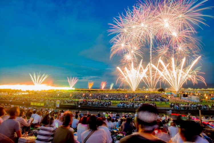 Orang-orang berkumpul untuk menyaksikan Festival Kembang Api Nagaoka Orang-orang berkumpul untuk menyaksikan Festival Kembang Api Nagaoka