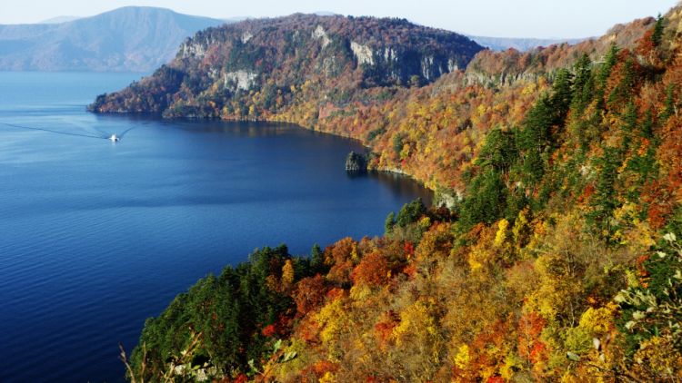 Danau Towada di musim gugur Danau Towada di musim gugur