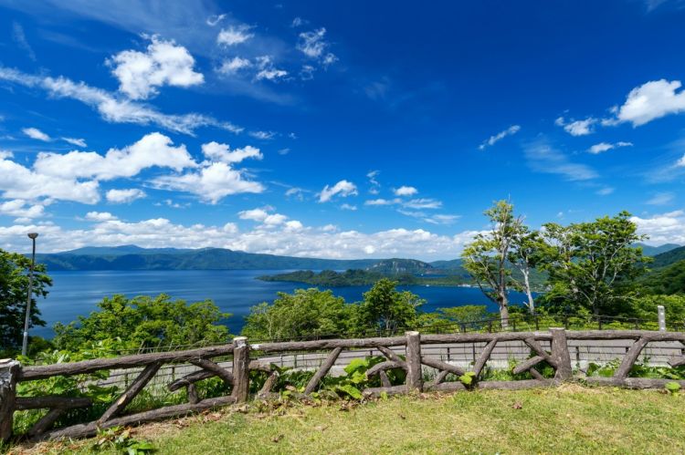 Hakka Toge Viewpoint, salah satu dek observasi yang menawarkan pemandangan indah Danau Towada Hakka Toge Viewpoint, salah satu dek observasi yang menawarkan pemandangan indah Danau Towada