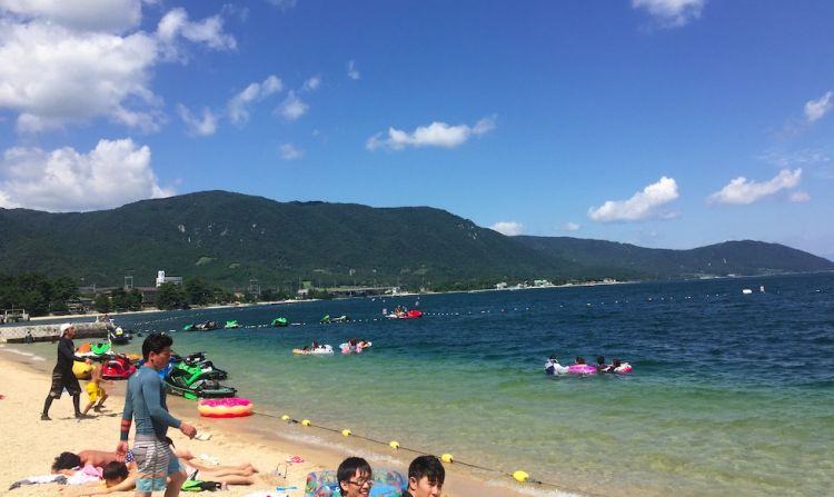 Pengunjung Danau Biwa berenang di Omi‑Maiko Pengunjung Danau Biwa berenang di Omi‑Maiko