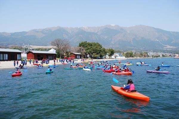 Sejumlah pengunjung bermain kayak di Danau Biwa Sejumlah pengunjung bermain kayak di Danau Biwa