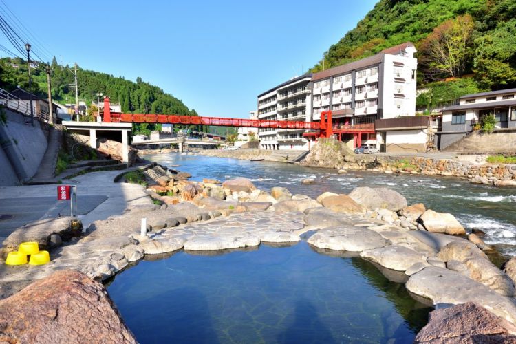 Amagase Onsen yang terletak di pinggir sungai