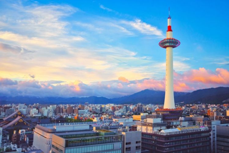 Kyoto Tower Tempat wisata terkenal di Kyoto