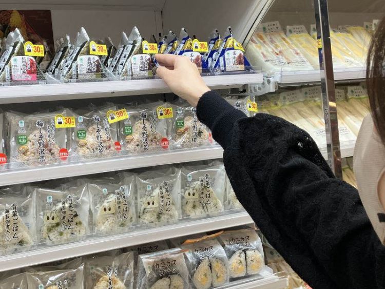 Cara Manis FamilyMart Lawan Food Waste dengan Cute Teary-Eyed Stickers! Cara Manis FamilyMart Lawan Food Waste dengan Cute Teary-Eyed Stickers!