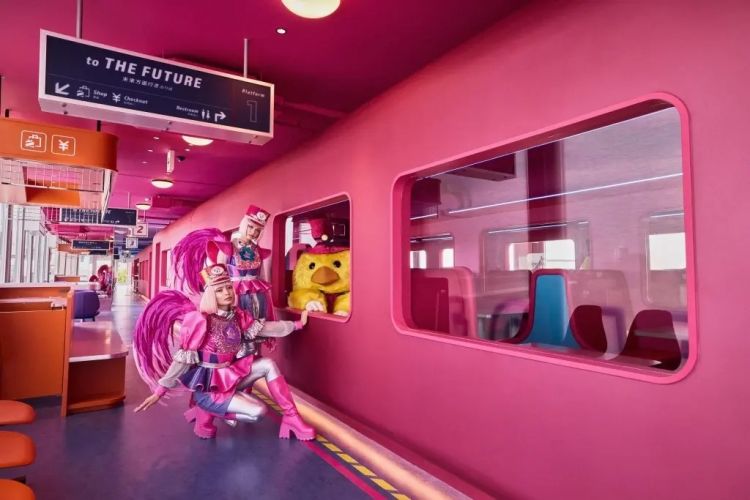 Kafe Kereta Unik di Kyoto dengan Nuansa Sakura yang Super Kawaii