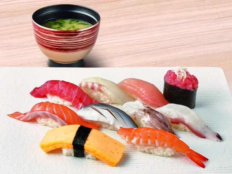 Wajib Coba! Hidden Gem Sushi Bar Premium yang Ada Di Stasiun Tokyo