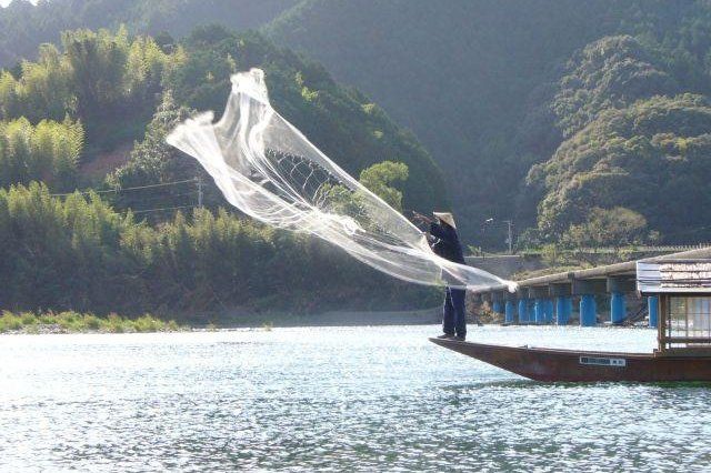 Coba Pengalaman Menyusuri Sungai Shimanto Jepang dengan Perahu Tradisional