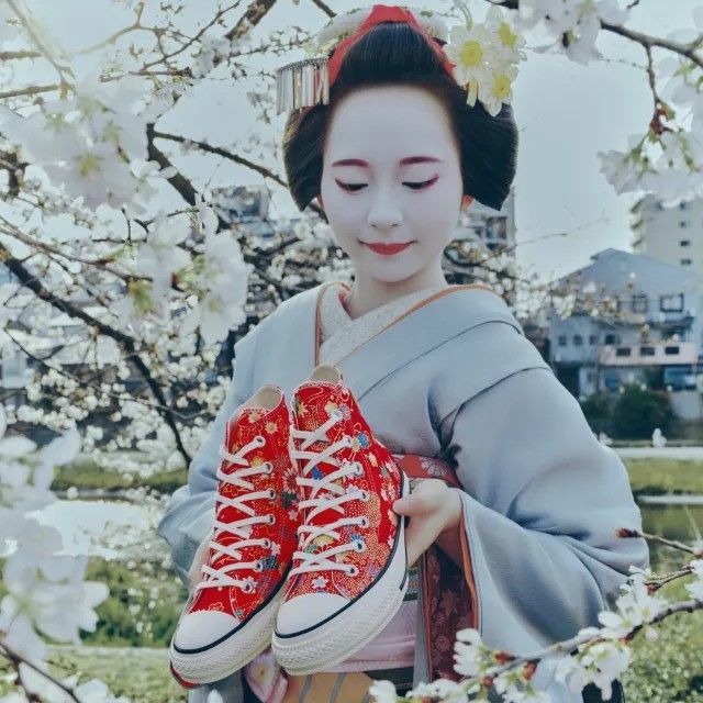 Converse Terbaru Ini Pakai Kain Kimono Asli untuk Bahannya